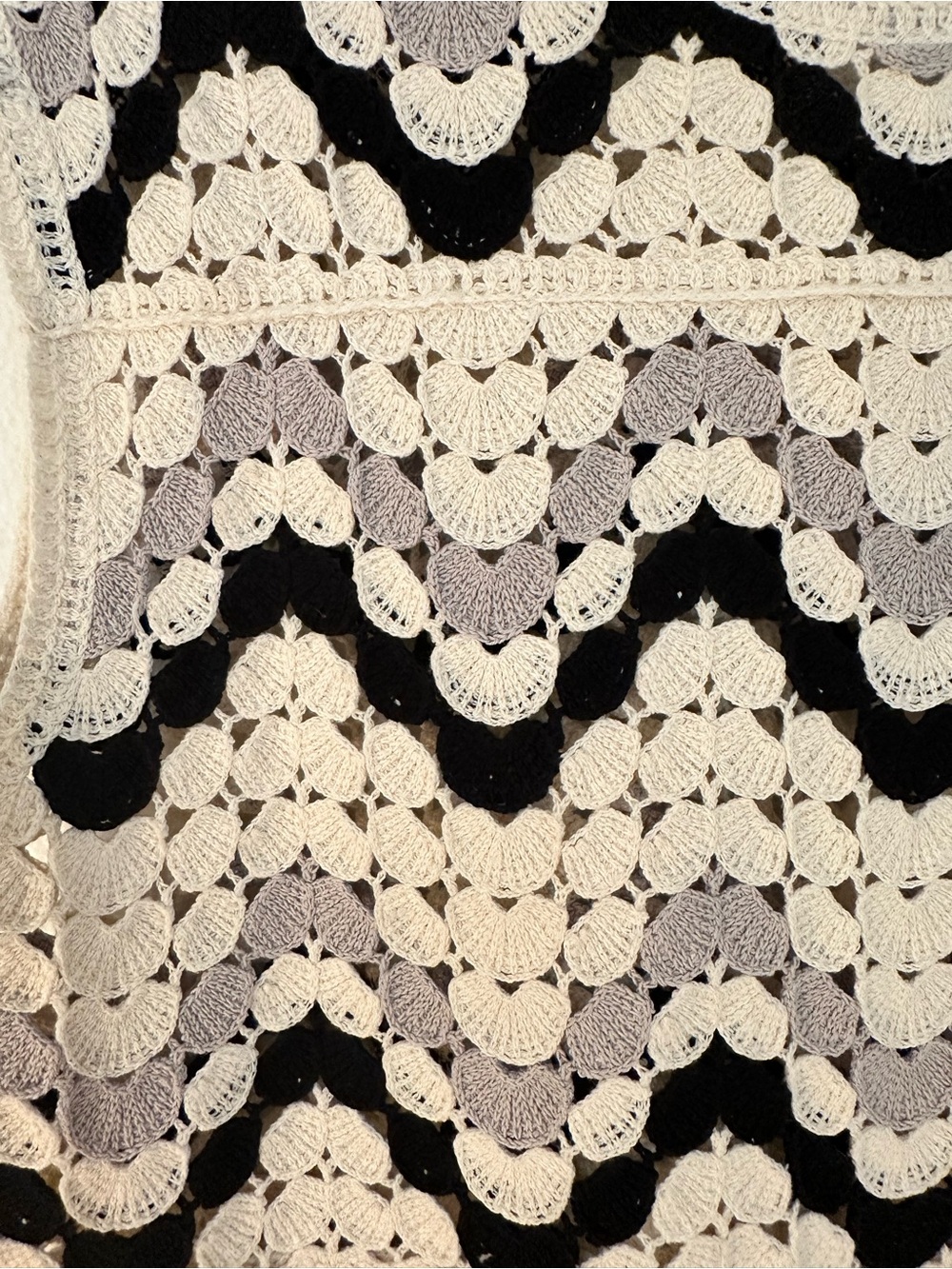 Evereve Boho Crochet Knit Top Medium Ivory Gray Black Scallop Sleeveless Cotton - Picture 3 of 9